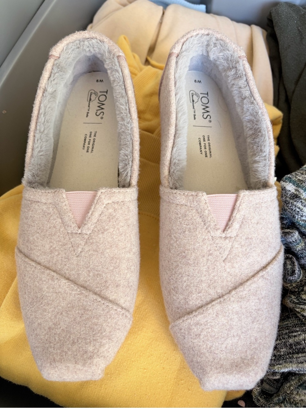 TOMS Women’s Cozy Slip-On Shoes in Light Pink Size 9